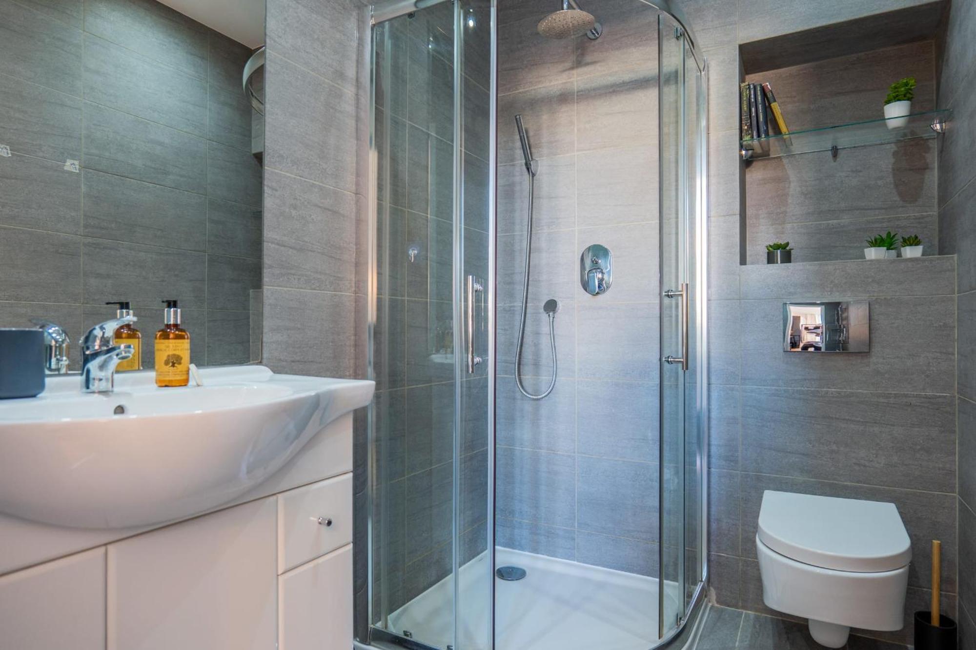 Upscale 3-room 200m From The Palais *